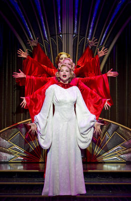 Production Photograph Featuring Sutton Foster During Blow, Gabriel Blow (Anything Goes) (2011.200.999)